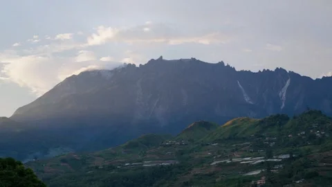 Timelapse clouds over the mountain Kinabalu 動画素材 300850189