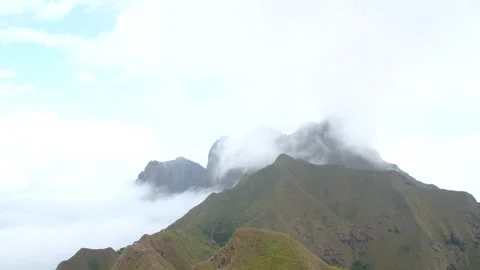 Timelapse of clouds over mountain tops Video stock 135474800