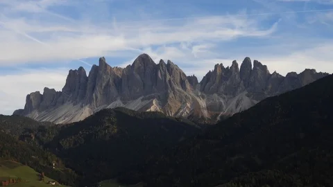 Timelapse clouds over the Odle peaks in the Dolomites - Italy Video stock 120342564