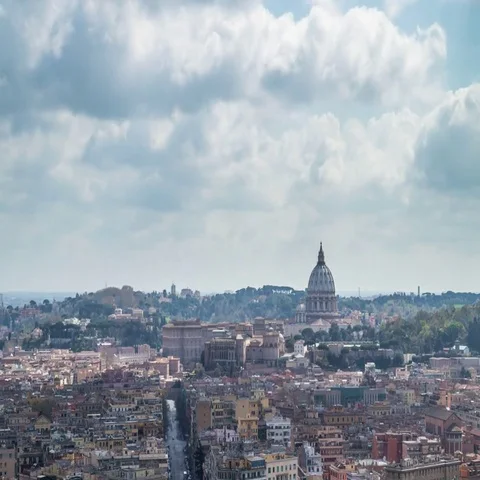 Timelapse of clouds over the Rome and Vatican's Saint Peter's basilica Dome 스톡 동영상 69544023