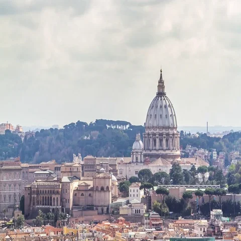 Timelapse of clouds over the Rome and Vatican's Saint Peter's basilica Dome 스톡 동영상 69544208