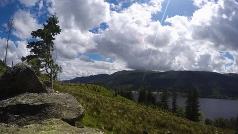 Timelapse of clouds over Scottish Loch and hillside 库存影片 81034670
