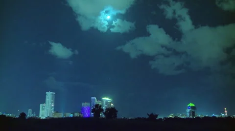 Timelapse of clouds over skyscraper Video stock 2920161