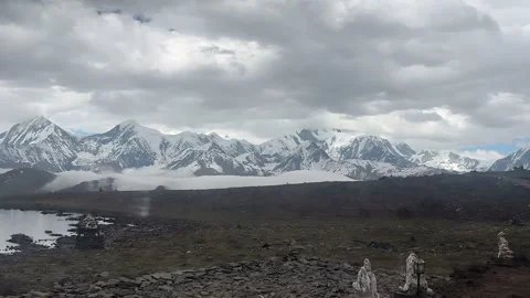 Timelapse of Clouds Over Snow-Capped Himalayan Mountains in Tibet, China Vídeo Stock 336825758