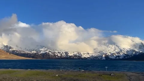 Timelapse: Clouds over Snowy Himalayan Peaks and High-Altitude Lake at Sunset, Stock-Footage 336759031
