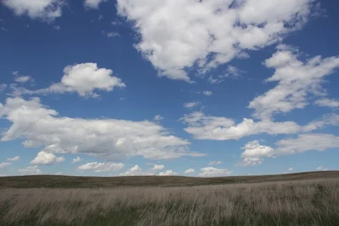 Timelapse clouds over tan prairie Video stock 104643346
