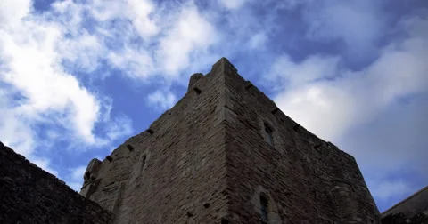 Timelapse of clouds passing over castle tower 動画素材 68953490