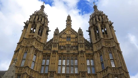Timelapse of clouds passing over parlament building in London 库存影片 92657637