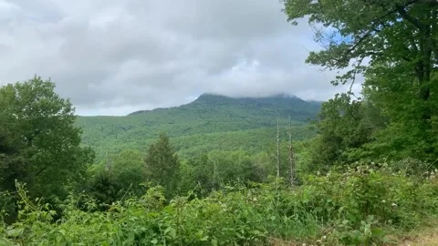 TIMELAPSE- CLOUDS PASSING OVER THE PEAK OF GRANDFATHER MOUNTAIN IN NC Vídeos de archivo 132290962