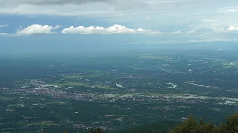 Timelapse of clouds passing over a vast valley and river landscape. Vídeos de archivo 337386868