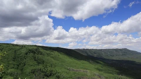 Timelapse Clouds Race Over Mountain 스톡 동영상 137122440
