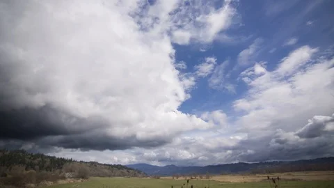 Timelapse of Clouds Rolling Over FIeld Vidéo 95811480