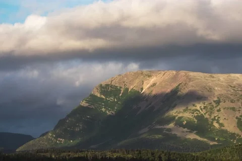 Timelapse of clouds rolling over Gros Morne Mountain, Newfoundland Vídeo Stock 168456526