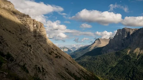 Timelapse of clouds rolling over the Rockies in Waterton National Park, Alberta Vídeo Stock 123021752