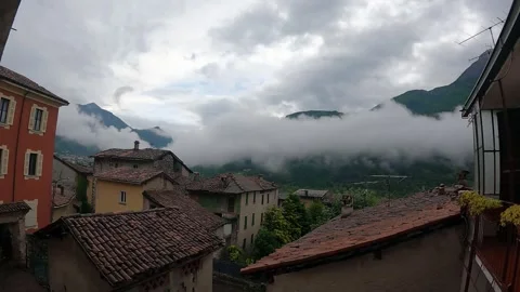 Timelapse: clouds running and enveloping the mountains Video stock 242910885
