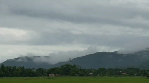 Timelapse of clouds rushing in front of mountain range Stock-Footage 559381