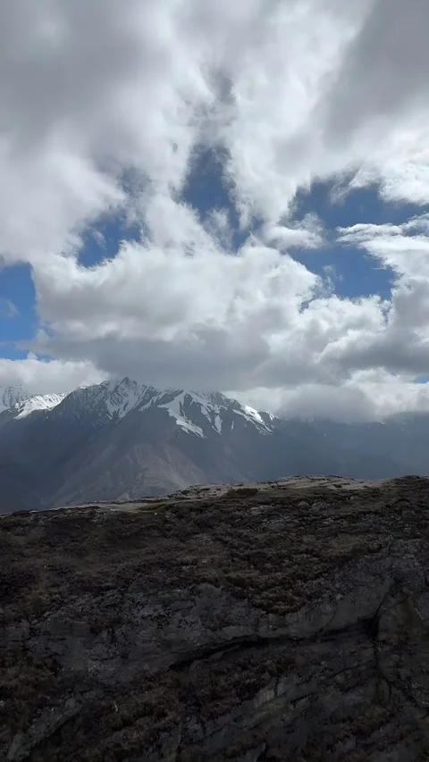 Timelapse: Clouds Shifting Over Snow-Capped Himalayan Mountains in Tibet, China Vídeo Stock 336825759