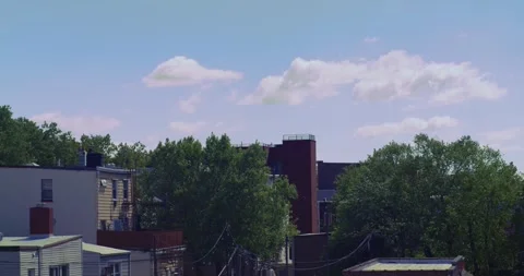 Timelapse of clouds in sky over Brooklyn city block Vídeo Stock 311203558
