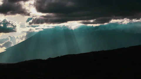 Timelapse of clouds surrounding volcanoes Video stock 257112148