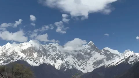Timelapse of Clouds Sweeping Over Majestic Snow Mountains, Tibetan Plateau Vídeo Stock 337803457