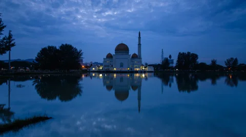 Timelapse Cloudy And Overcast Sunrise of Mosque At Lakeside 4K 스톡 동영상 33701286