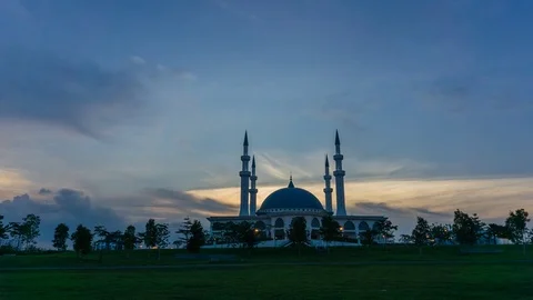 Timelapse Cloudy And Overcast Sunrise Of Mosque Stockbeeldmateriaal 76922876