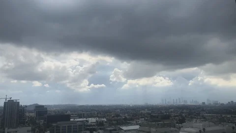 Timelapse Cloudy Los Angeles view of downtown from Hollywood Stockbeeldmateriaal 107067572