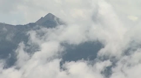 Timelapse of cloudy Mountains Stockbeeldmateriaal 22032375