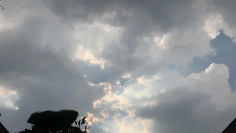 Timelapse cloudy sky, dark dramatic clouds during rain and wind Video stock 284911512