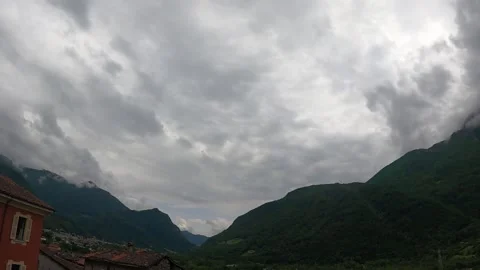 Timelapse: cloudy sky gradually opening up Vídeo Stock 242928684