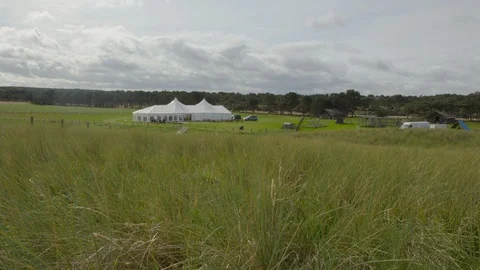 Timelapse of a cloudy sky moving over a festival tent 库存影片 99401489