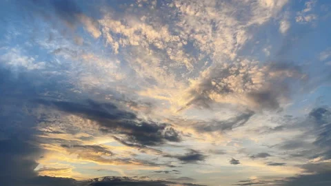 Timelapse of a cloudy sky at sunset on a summer day. Natural landscape Video stock 202705607