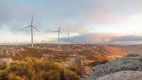 Timelapse of a cloudy sunrise in a mountain wind farm in Spain Video stock 121759694