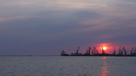 Timelapse of cloudy sunset behind the harbour 動画素材 4632604