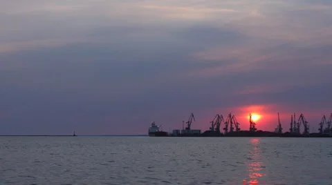 Timelapse of cloudy sunset behind the harbour HD 動画素材 4655625