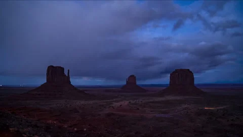 Timelapse of cloudy sunset over Monument Valley on the Navajo reservation Stock-Footage 303404511