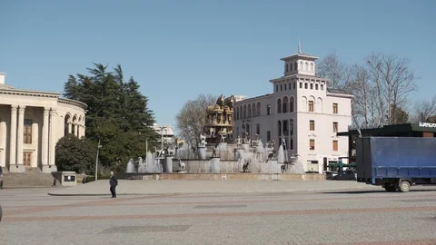 Timelapse of Colchis Fountain and Meskhishvili Theatre in the centre of Kutaisi Vídeos de archivo 127821253