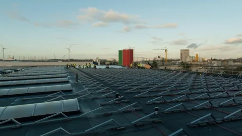 Timelapse construction on rooftop of solarpanel field  스톡 동영상 84759712