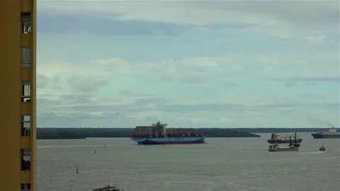 Timelapse of a container ship leaving port 動画素材 75176356