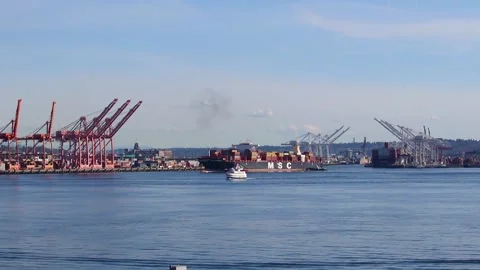 Timelapse of container ship loaded with cargo docking at the Port of Seattle. Stockbeeldmateriaal 136693541