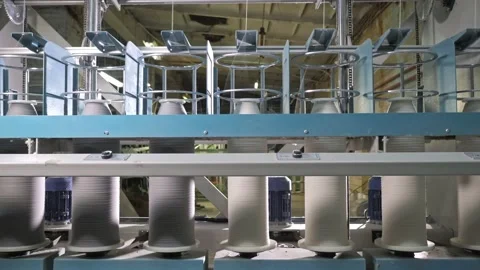 Timelapse of Cotton yarn on bobbin. Spool of thread closeup on clothing factory Vidéo 220928488
