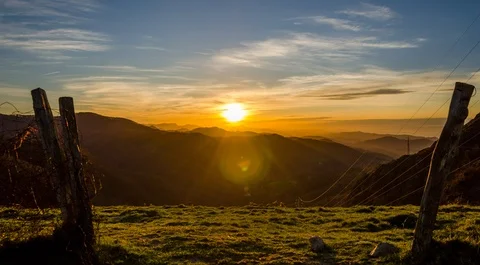 Timelapse coucher soleil pays basque 3 couronnes Stockbeeldmateriaal 110528899