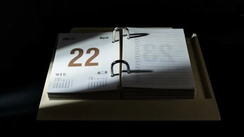 Timelapse of a countdown of a calendar with light falling on it on the dark back Vidéo 239527018