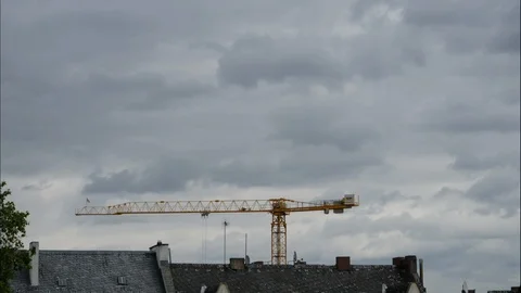 Timelapse of a crane and construction site on a windy day Stockbeeldmateriaal 109601991
