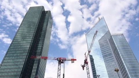 Timelapse crane machine work on glass facade tall tower modern building Paris 스톡 동영상 84734822