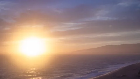 Timelapse crimson sunset at Malibu beach 스톡 동영상 228409712