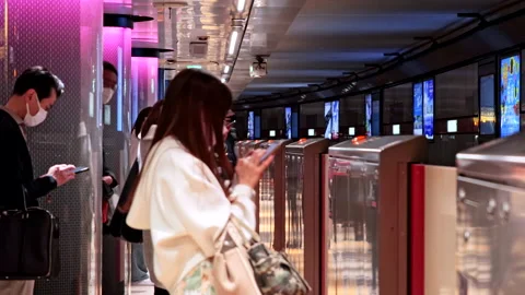 Timelapse of crowd of passenger using smartphone and mobile device on SNS Video stock 189495446