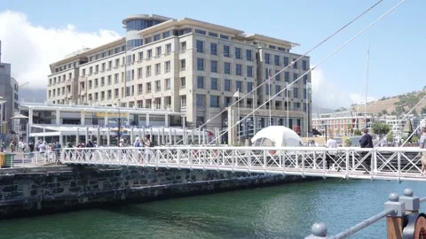 Timelapse of crowd walking over a bridge at the waterfront in Cape Town Vidéo 131910975