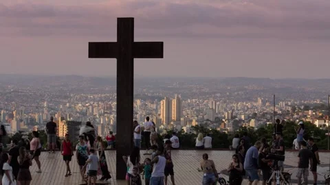 Timelapse from a crowd watching a sunset in Belo Horizonte, third biggest capita Vídeo Stock 254600479