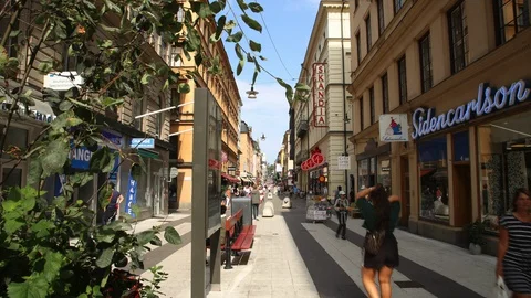 Timelapse of crowded Drottninggatan in summertime 스톡 동영상 128488480